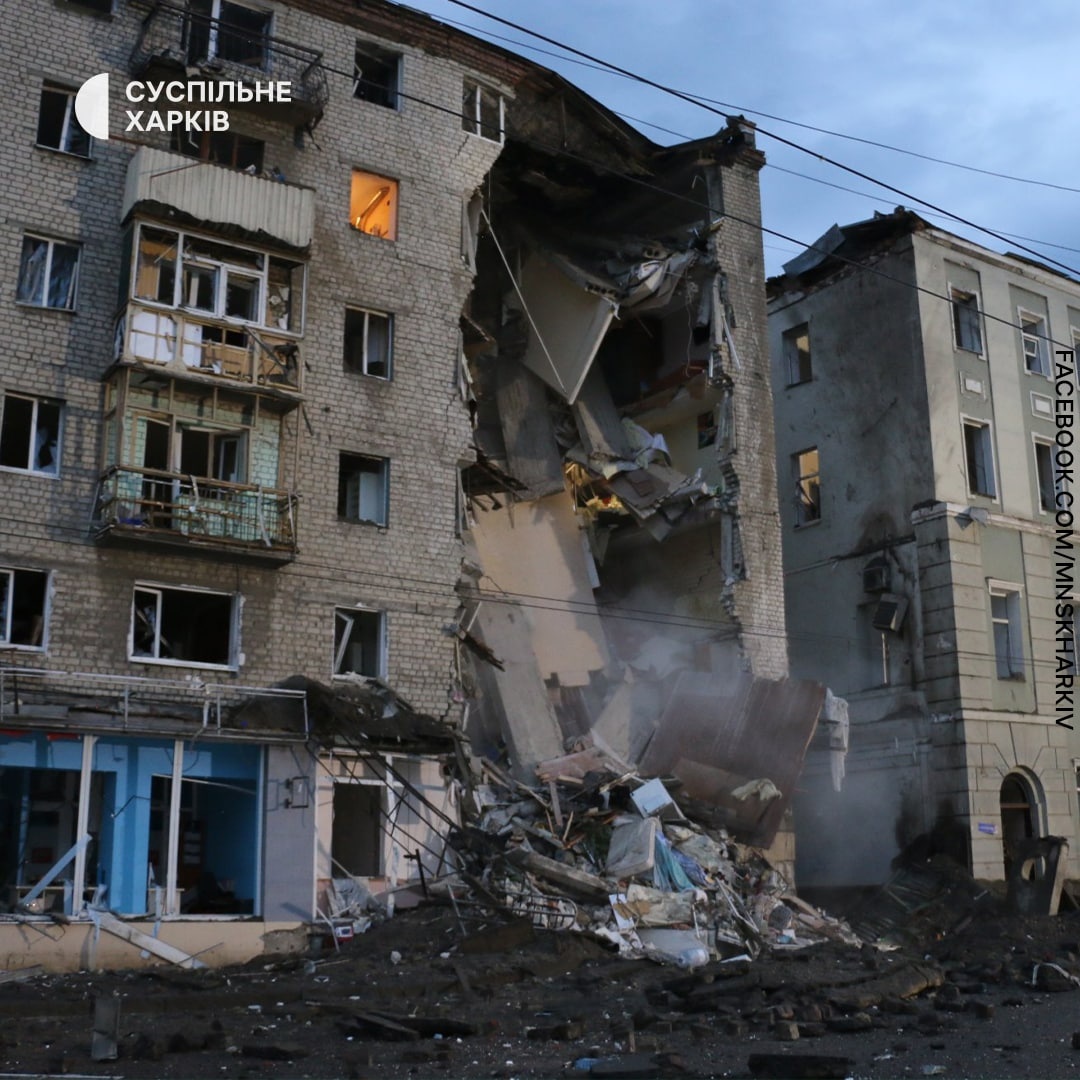 Ракетный удар по Харькову: в многоэтажке полностью разрушен подъезд