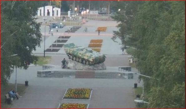 В России "поиздевались" над символом Z на танке-памятнике: дописали буквы, получилось страшное слово