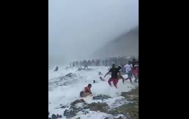 Огромная волна смыла группу туристов в море