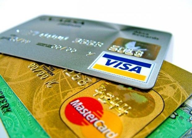 Выманивают данные платежных карт: в соцсетях активизировались мошенники