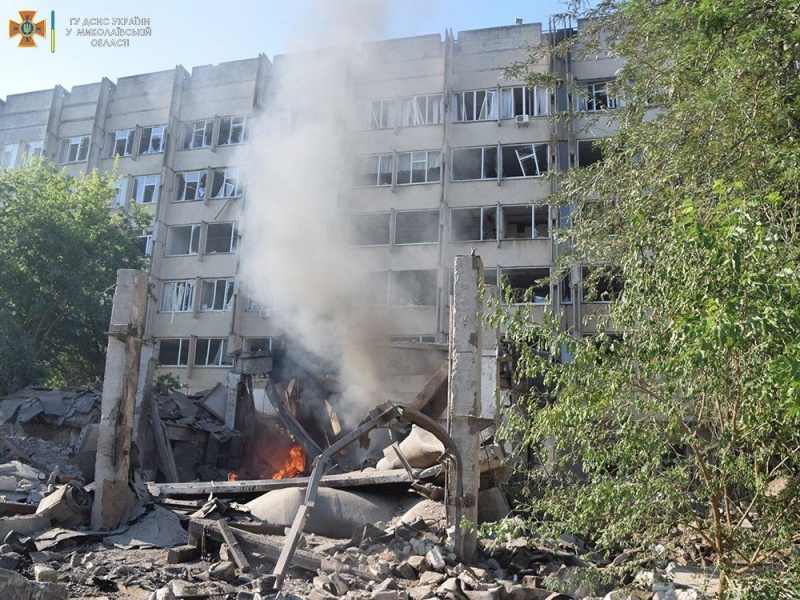 Спасатели показали последствия ударов по университетам Николаева