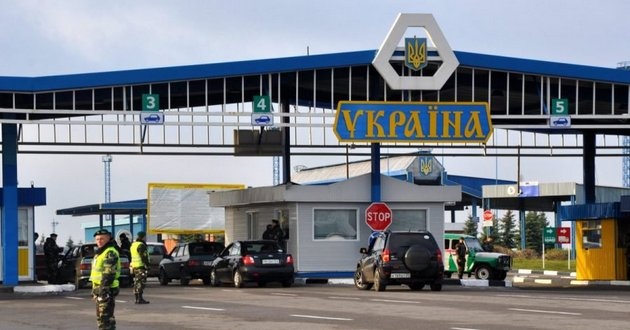 Некоторым украинцам упростили оформление документов для выезда из страны
