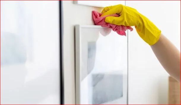 Как отмыть следы скотча или наклеек на холодильнике и других поверхностях: топ-5 способов