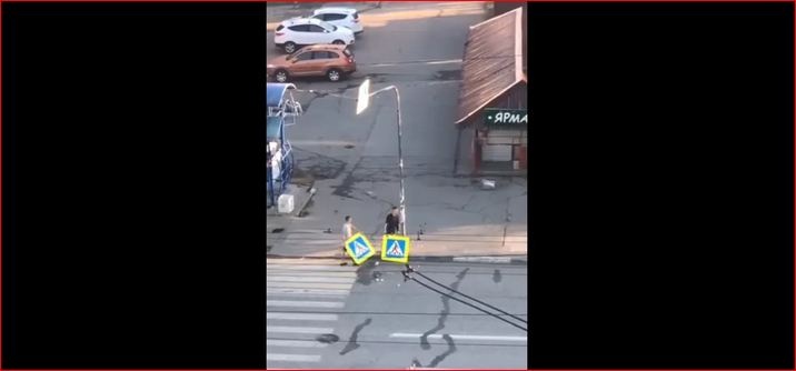 Два россиянина ликвидировали дорожный знак из-за "украинской" расцветки