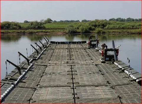 Оккупанты строят понтонную переправу через Ингулец, где ВСУ ударом HIMARS повредили мост