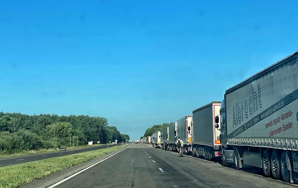На пункте пропуска на границе с Польшей возникли аномальные очереди грузовиков