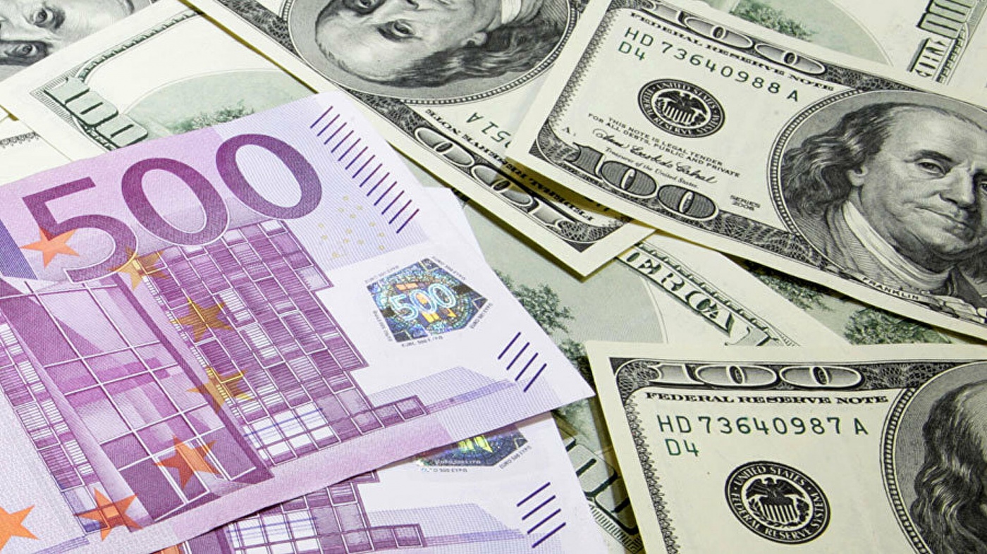 Курс евро к доллару упал до минимума за 20 лет