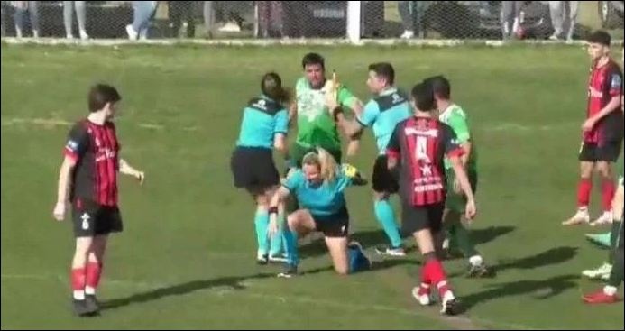 Неспортивная подлость: футболист подбежал сзади и ударил по голове женщину-арбитра