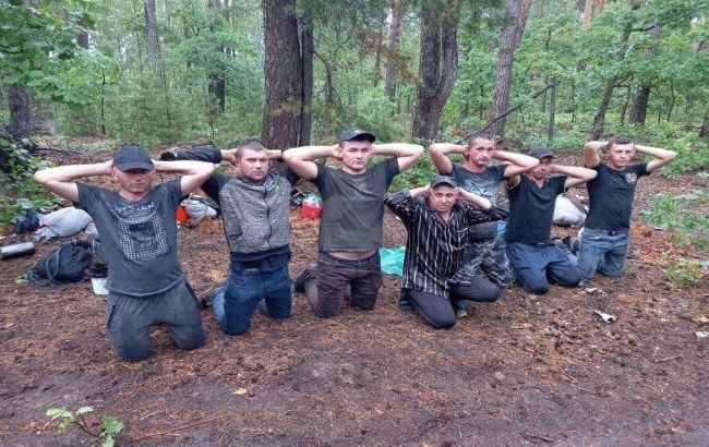 Не смогли объяснить, что они делают в зарослях: в лесу у Киева задержали группу мужчин