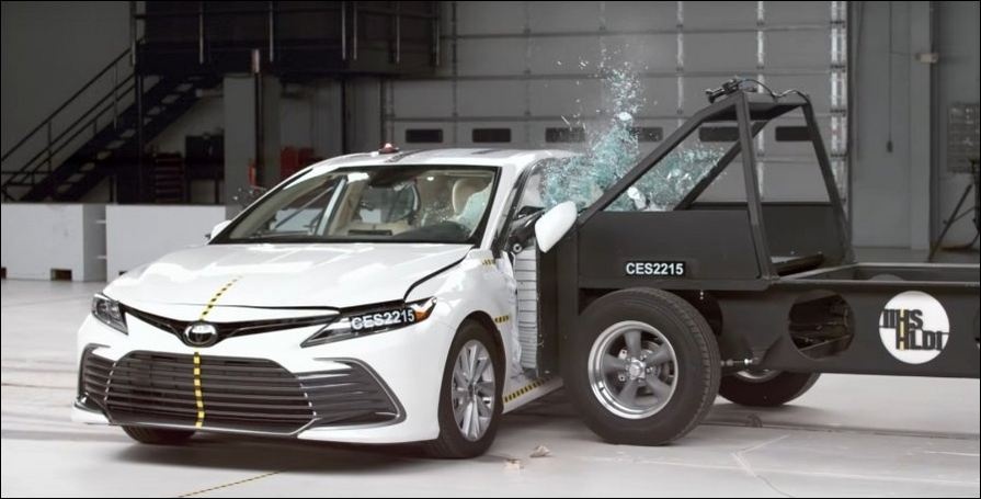 Новая Toyota Camry тотально провалила краш-тест