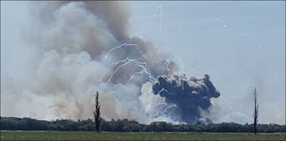 Момент взрыва по аэродрому возле Новофедоровки в Крыму попал на камеру
