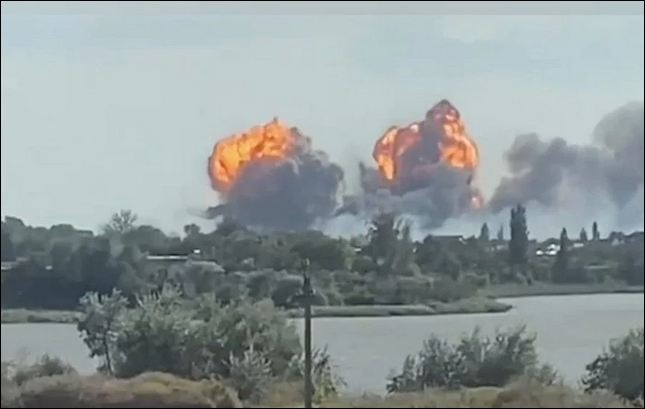 Хваленая ПВО не сработала: что оккупанты говорят о взрывах на аэродроме в Крыму