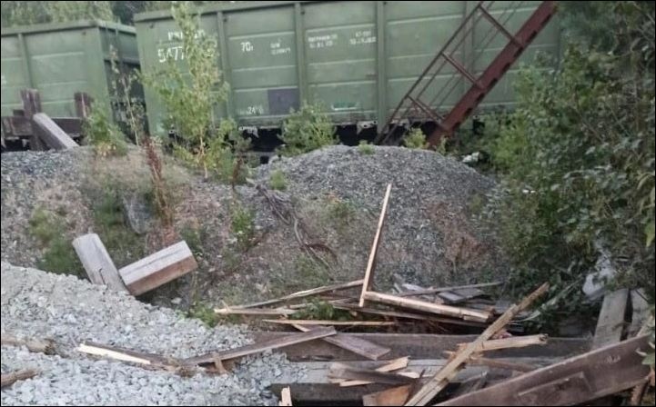Женщина погибла в деревянном сортире: конструкцию сбил поезд в России