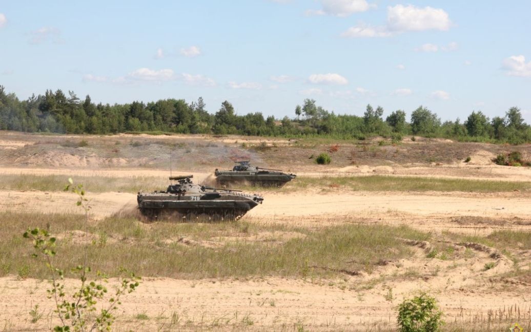 Беларусь стягивает к границе с Украиной бронетехнику и перевозит солдат