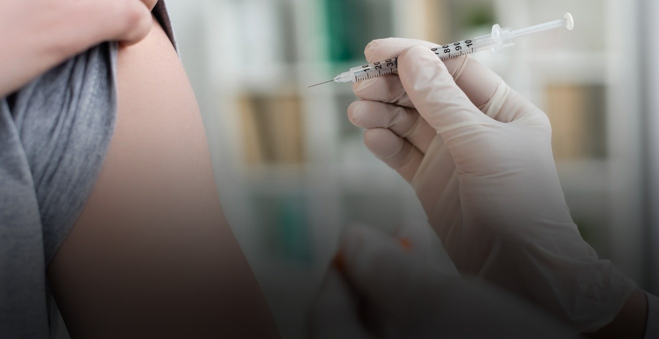 Вторая бустерная прививка против COVID-19: кому не нужно делать укол