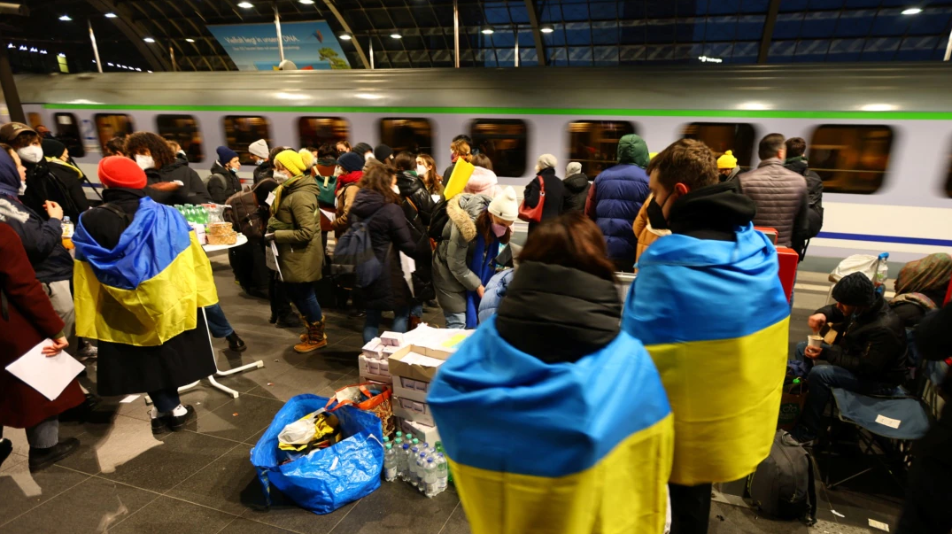 Уменьшить размер помощи: где украинским беженцам предлагают большие выплаты, а где их сократили