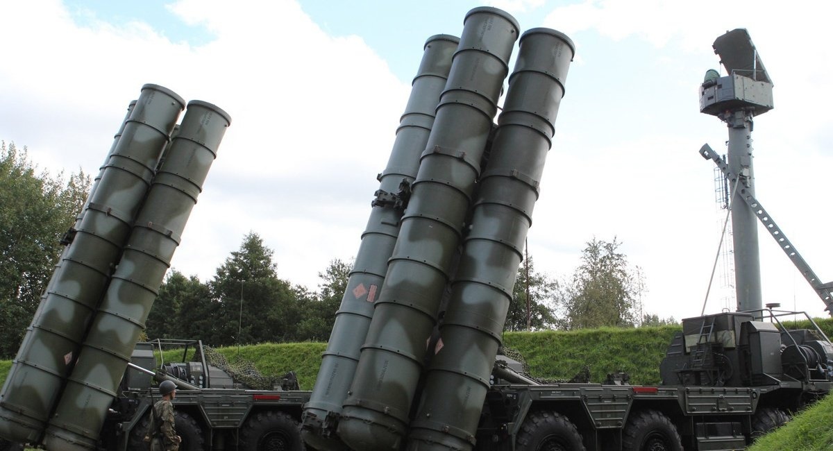 Россия срочно стягивает к украинской границе контейнеры с ракетами к С-300