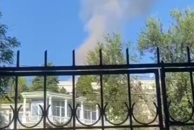 Над штабом Чорноморського флоту в Севастополі утворився "гриб": повідомляють про вибухи