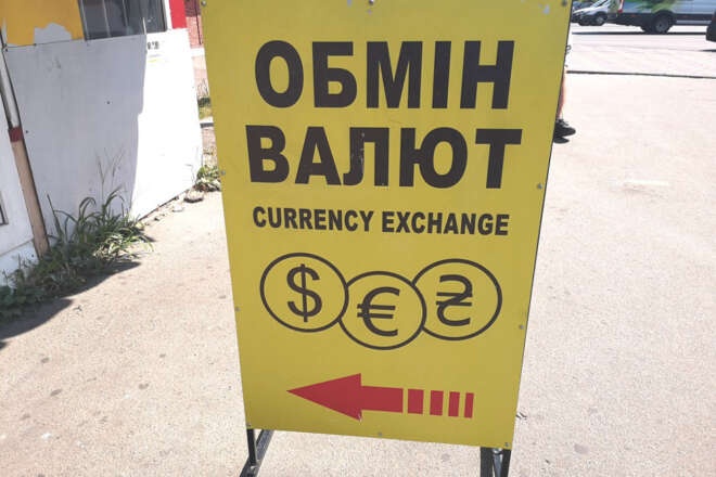 Курс валют: долар зрівнявся з євро в обмінниках