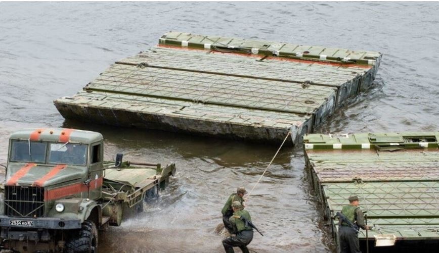 Плавучий мост у Херсона: Жданов объяснил задумку оккупантов и дал прогноз