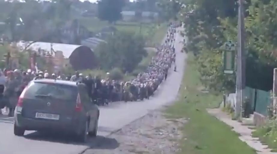 Несмотря на запрет полиции: 5-тысячная колонна верующих УПЦ МП идет на Почаев