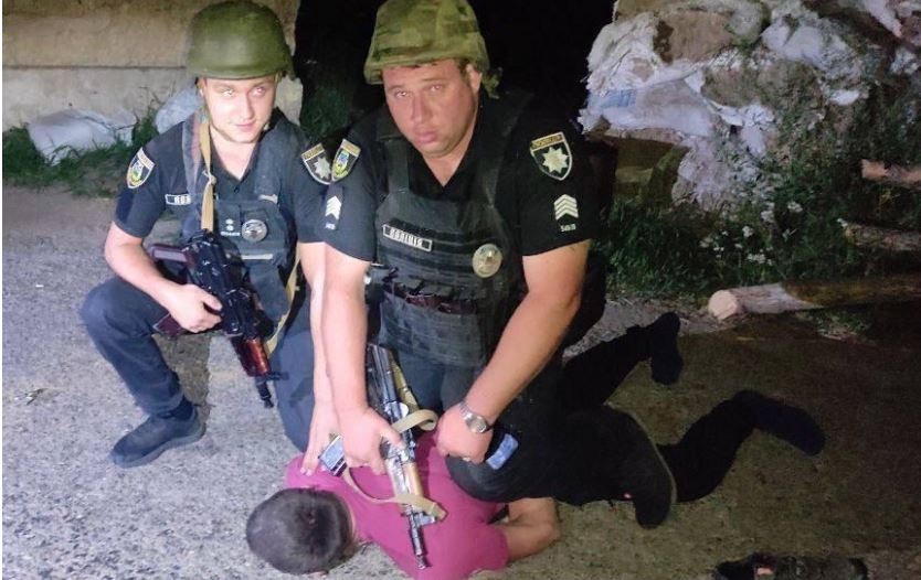 На Киевщине пьяный мужчина расстрелял флаг Украины и угрожал полицейским гранатой