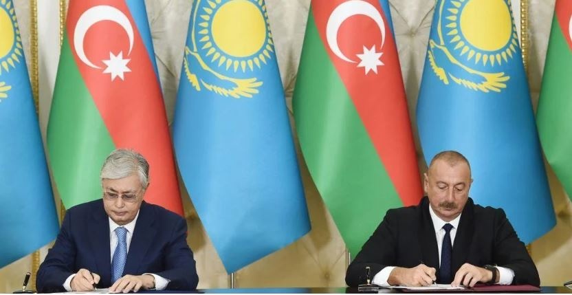 Ні слова російською, але все зрозуміло: лідери Казахстану та Азербайджану на переговорах відмовилися від "міждержавної" мови