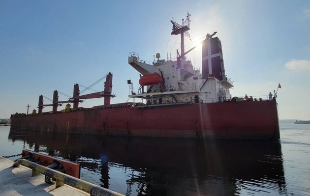 Сразу шесть судов с зерном покинули порты Одессы