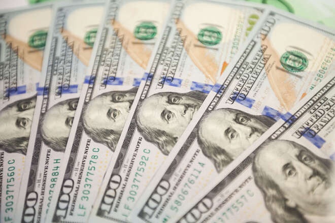 Ситуация может пойти по двум сценариям: каким будет курс доллара в сентябре