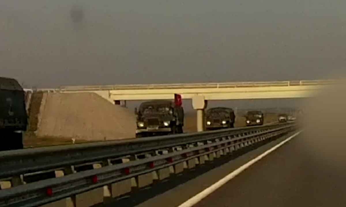 Рухалася від Керченського мосту: у Криму помітили велику колону російської військової техніки
