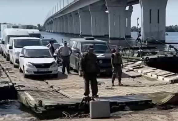 Оккупанты через Днепр переправляются на баржах: эксперт объяснил, что это значит