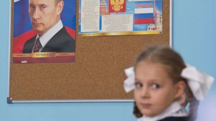 Маразми руського міра: мелітопольських школярів змушують фотографуватись з портретом Путіна
