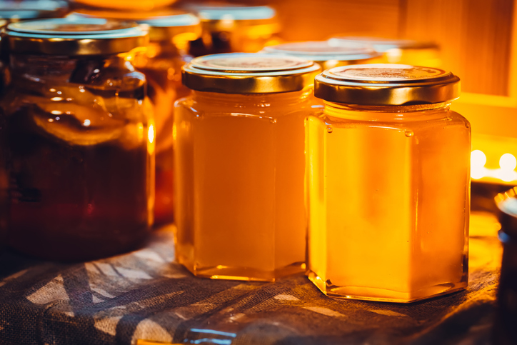 Як правильно зберігати мед в домашніх умовах і чи можна ставити його в холодильник