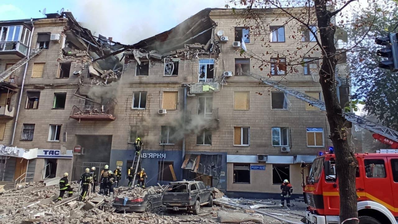 Попали в пятиэтажку: оккупанты в очередной раз обстреляли Харьков