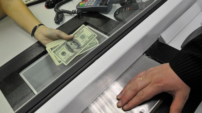 Банки перестали видавати долари: коли в касах з'явиться дефіцитна валюта