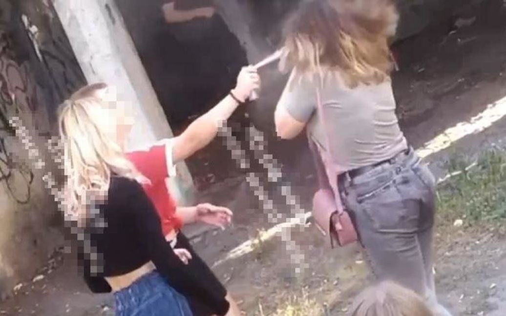 Избиение одноклассницы в Киеве: 16-летним девушкам грозит реальный срок