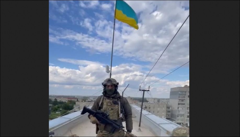 Балаклею освободили от российских оккупантов: флаг РФ под ногами бойцов ВСУ