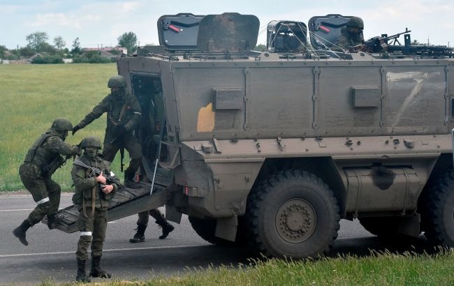 Оккупанты выводят свою военную технику из Мариуполя: куда направляются колонны