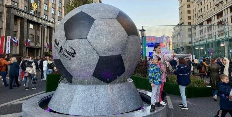Копию поставили в Москве: россияне "украли" из Донецка знаменитый фонтан-мяч