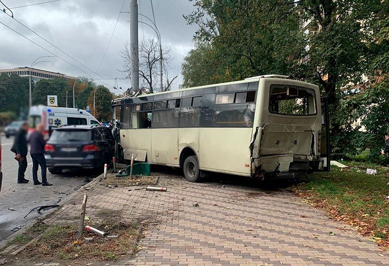 У Києві водій Mercedes під дією наркотиків влаштував ДТП із 26 постраждалими