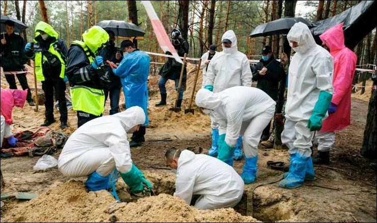 Ексгумацію тіл на місці масового поховання в Ізюмі завершено: знайдено нові могили