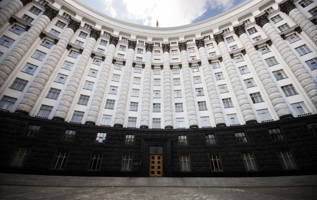 Кабмін готується скорочувати кількість чиновників в Україні