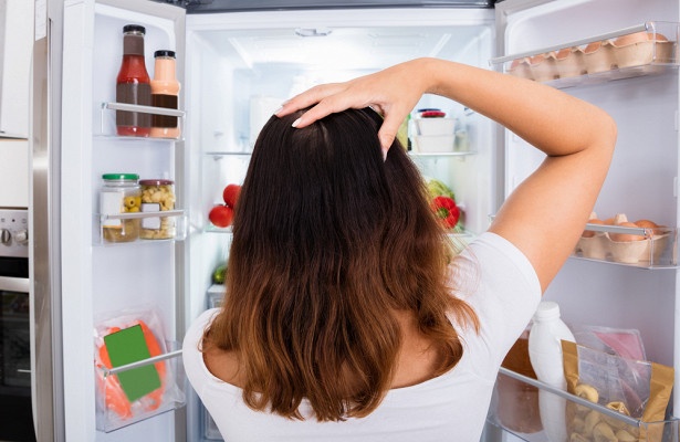 Чем отмыть холодильник от желтых пятен: 3 народных способа