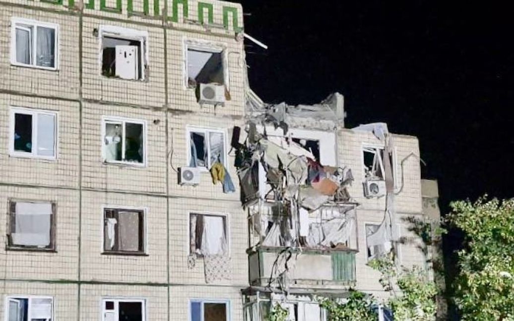 Мощный удар по Никополю: разрушены жилые дома