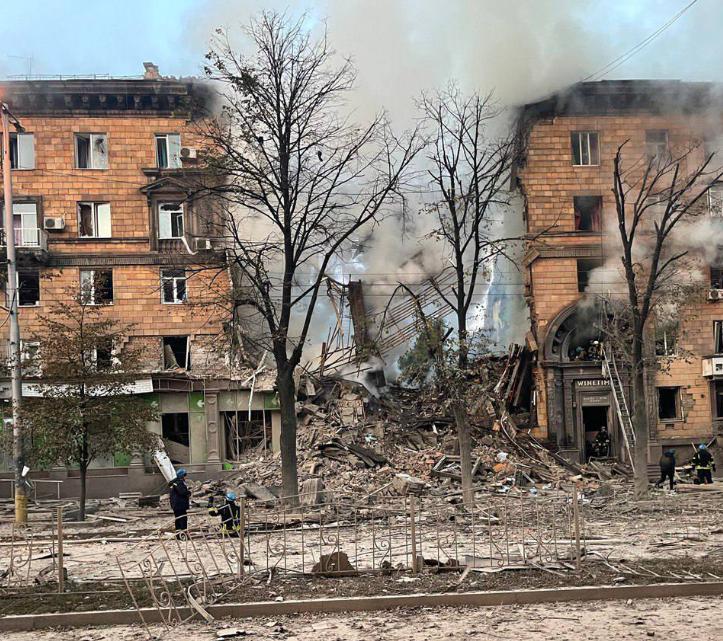 Ракетный удар по Запорожью: под завалами многоэтажки находятся люди