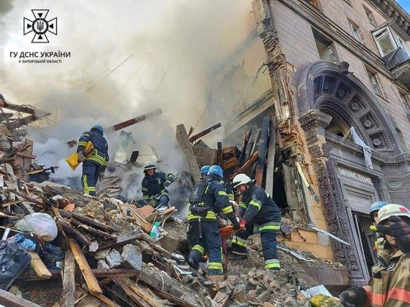 Ракетный удар по жилым домам Запорожья: количество жертв возросло