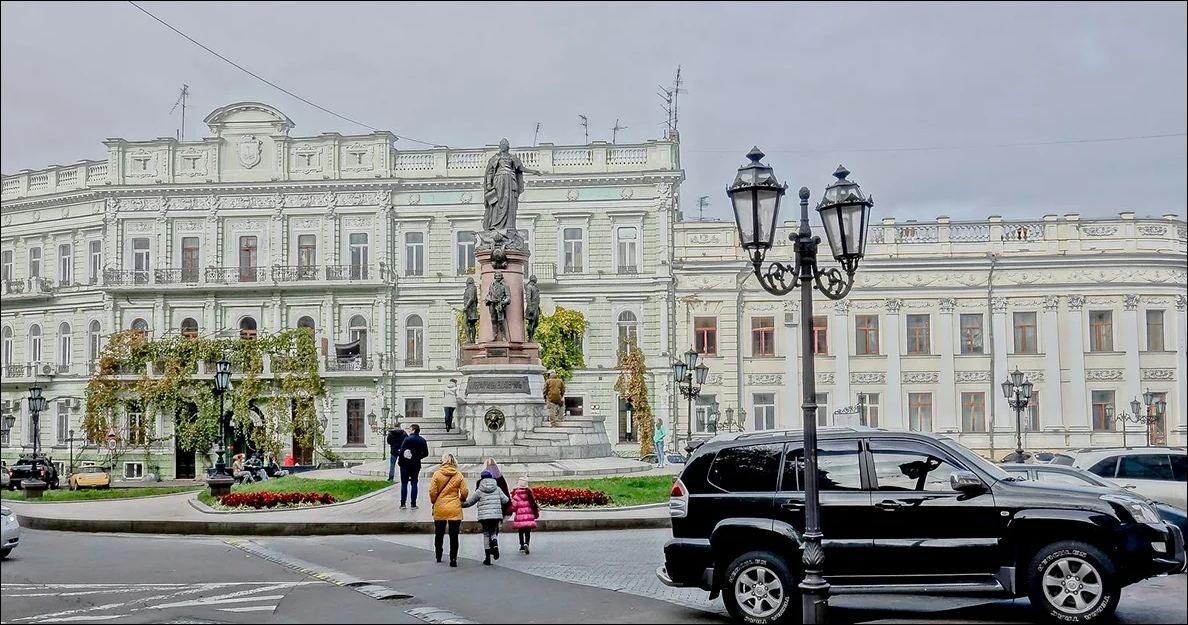 "Когда тебя бомбят..." - у Зеленского рассказали о судьбе памятника Екатерине II в Одессе