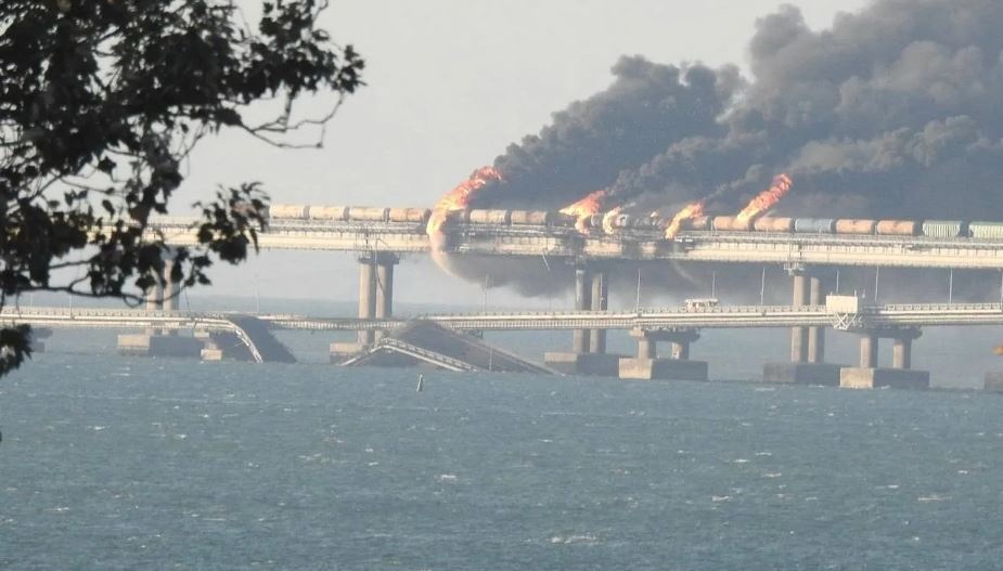 Вибух на Кримському мості: у Чорному та Азовському морях виник пробка з кораблів