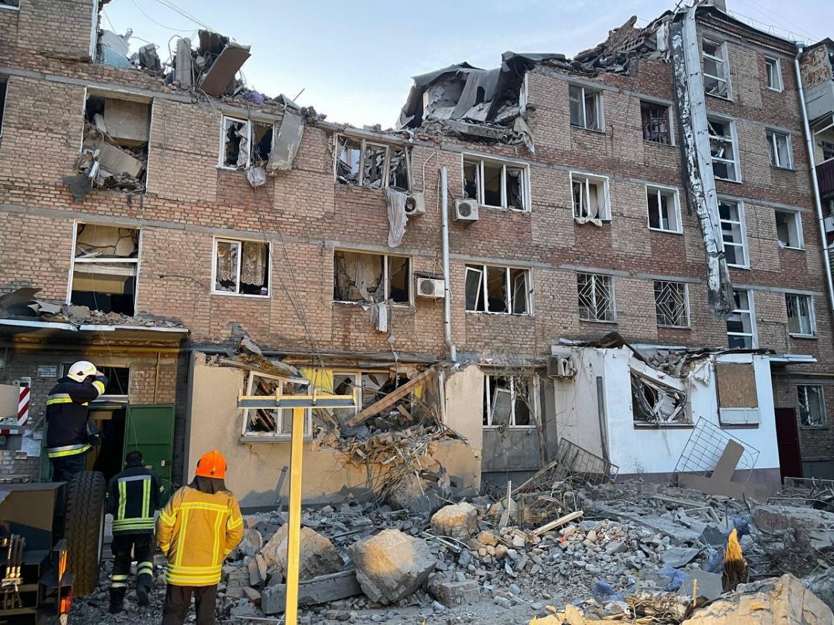 Из-под завалов разрушенного дома в Николаеве спасатели достали 11-летнего мальчика