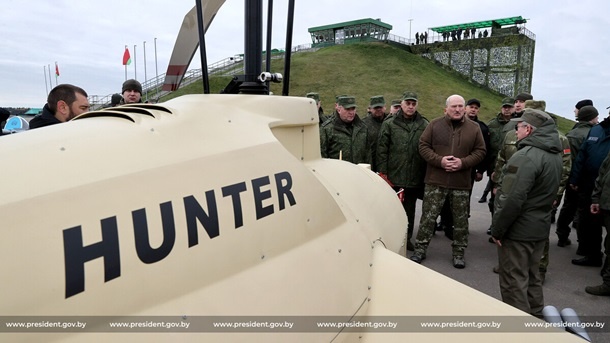 Лукашенко показали на полигоне дроны белорусского производства